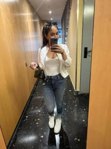 697683879: Chica busca chico en Gerona