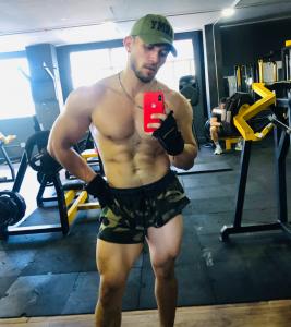 697854654: Chico busca chica en Barcelona