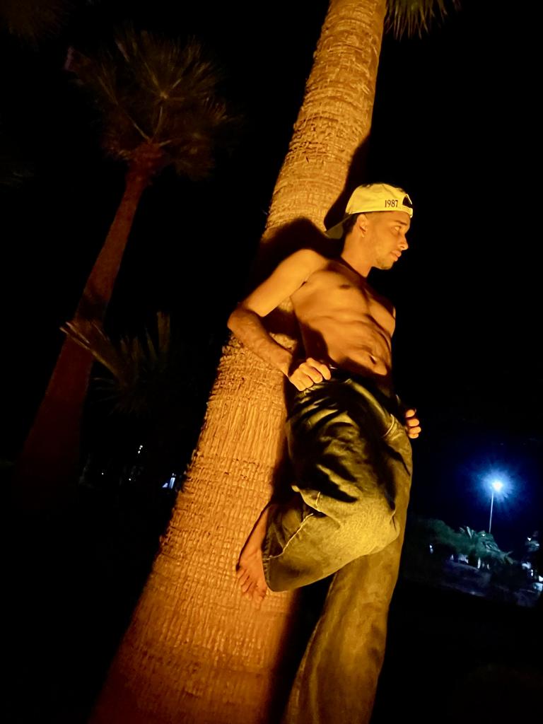 Chico busca chica en Sevilla: 