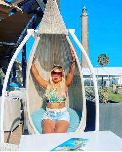 691558075: Chica busca chico en Ibiza