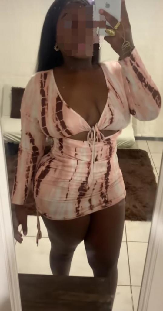 617745370: Chica busca chico en Barcelona