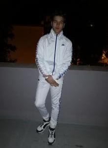 664170055: Chica busca chico en Sevilla