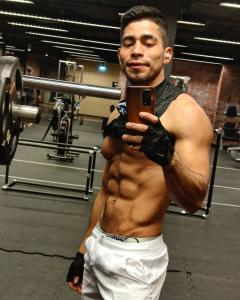 Chico busca chica en Sevilla: 