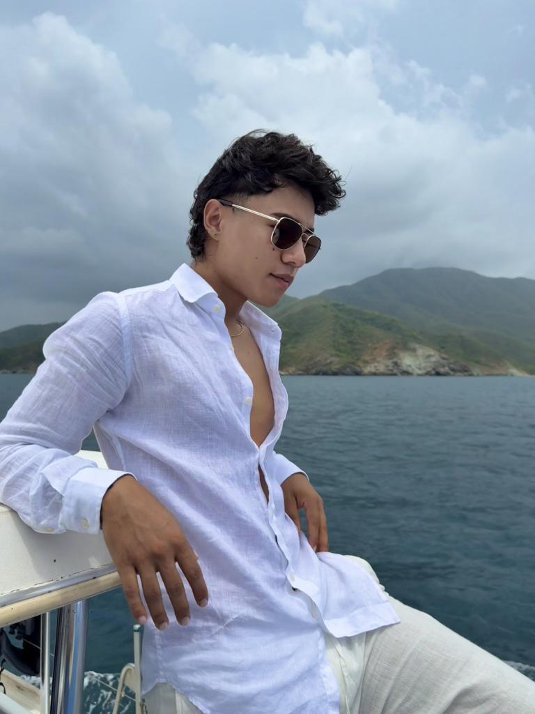 610349222: Chico busca chica en Ibiza