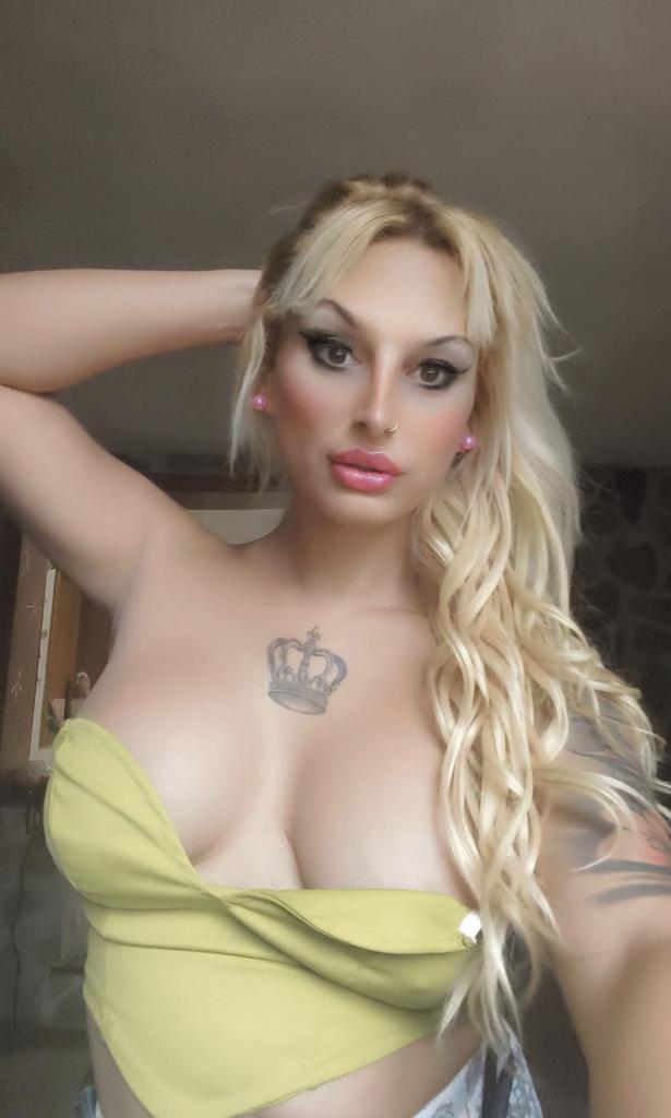 664595043: Chica busca chico en Barcelona