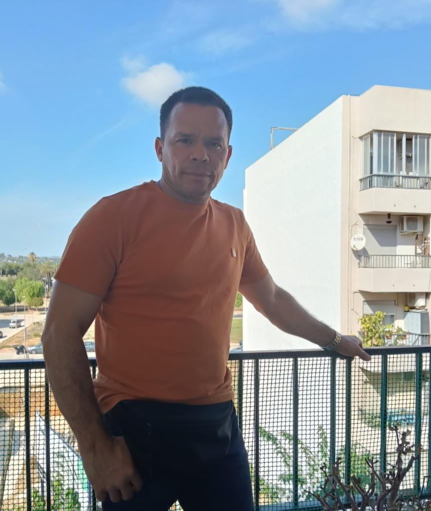 617516513: Chico busca chica en Valencia