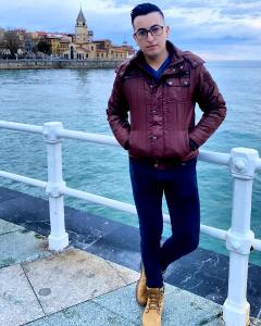 697824404: Chica busca chico en Barcelona