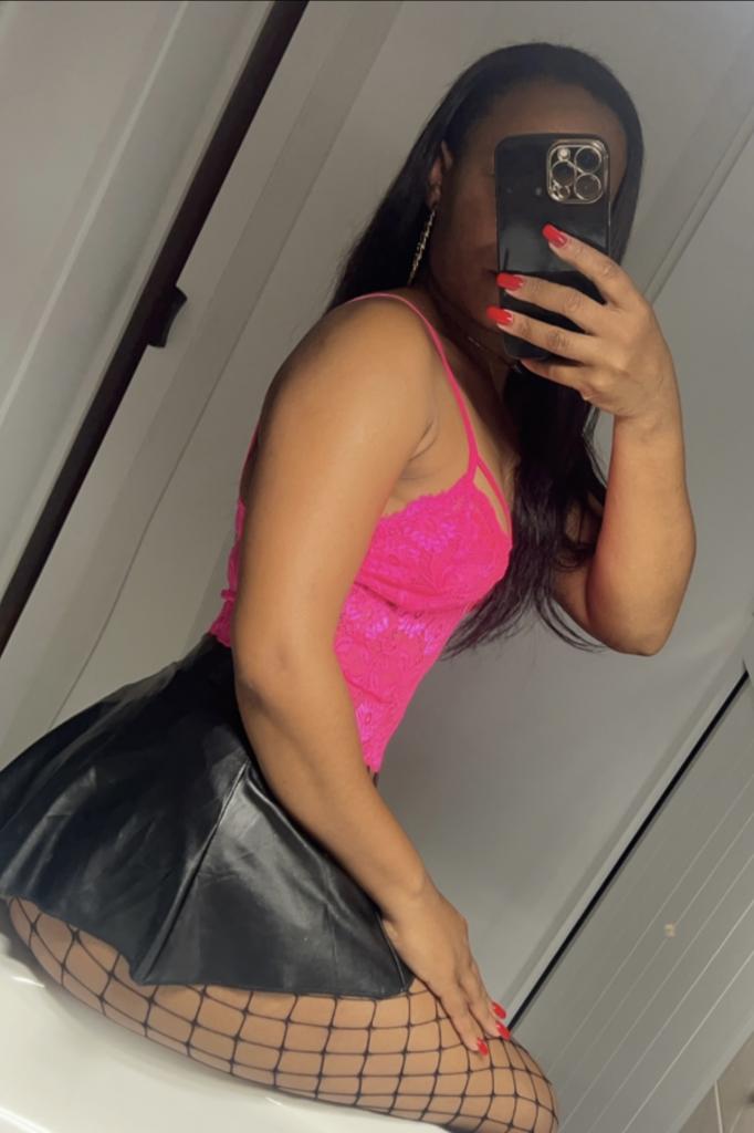 670502467: Chica busca chico en Sevilla