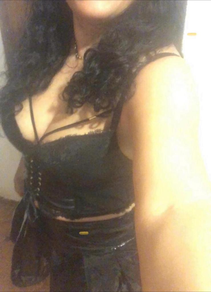 613913039: Chica busca chico en La Coruña