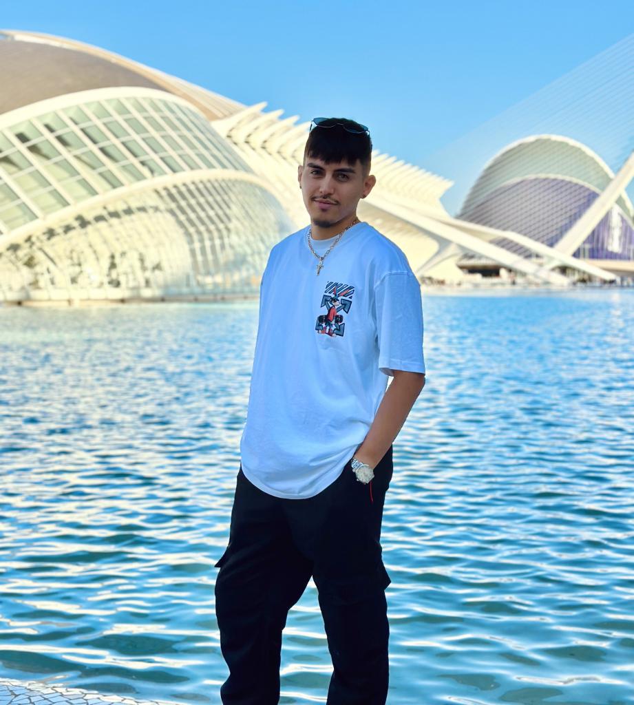 662089415: Chico busca chica en Valencia