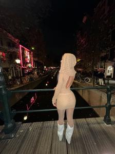 661489044: Chica busca chico en Barcelona