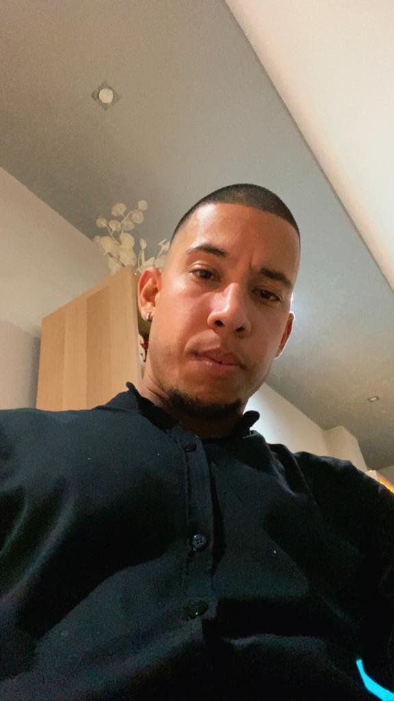 Chico busca chica en Sevilla: 