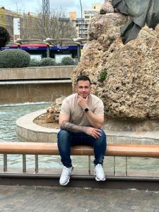 663526446: Chico busca chica en Barcelona