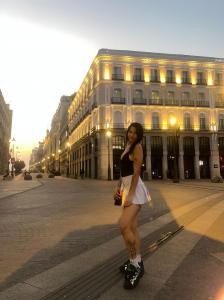647242159: Chica busca chico en Madrid