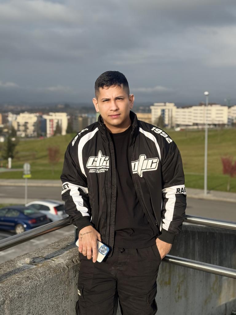 613637662: Chico busca chica en Valencia