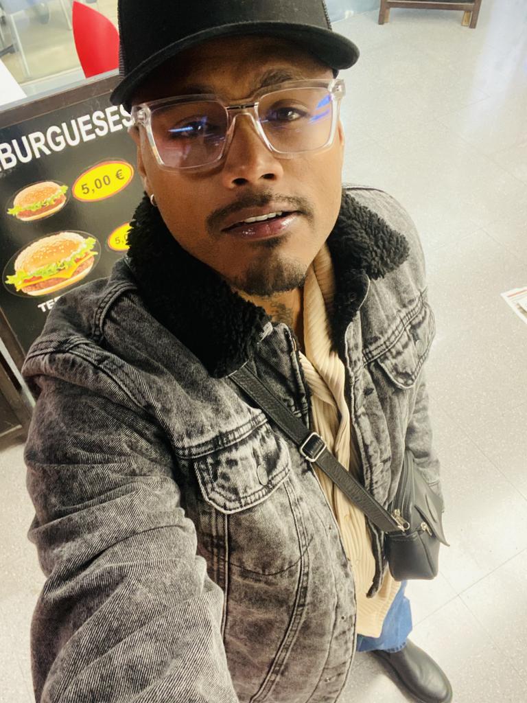 669065917: Chico busca chica en Barcelona