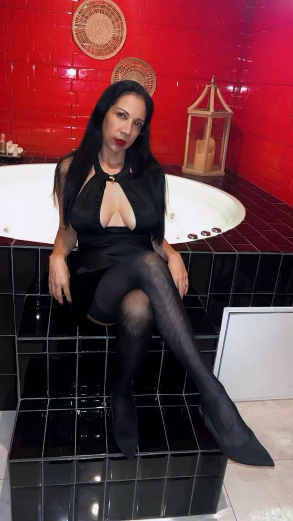 677046280: Chica busca chico en Sevilla