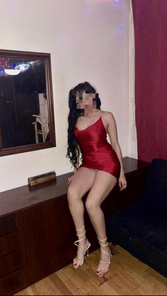 689855644: Chica busca chico en Barcelona