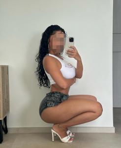 614364062: Chica busca chico en Barcelona