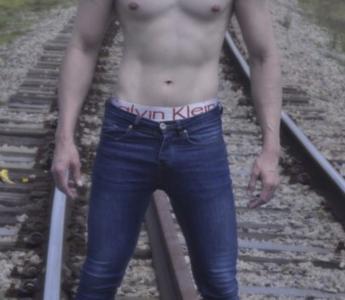 664418257: Chico busca chica en Valencia