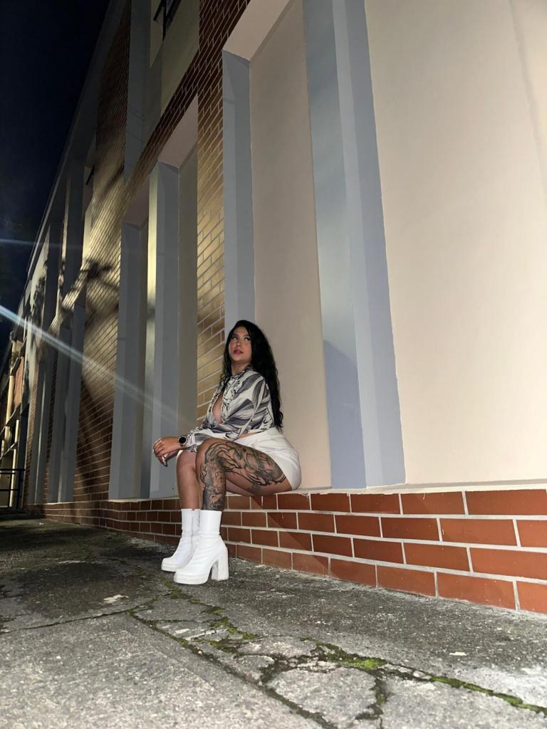 617093919: Chica busca chico en Ibiza