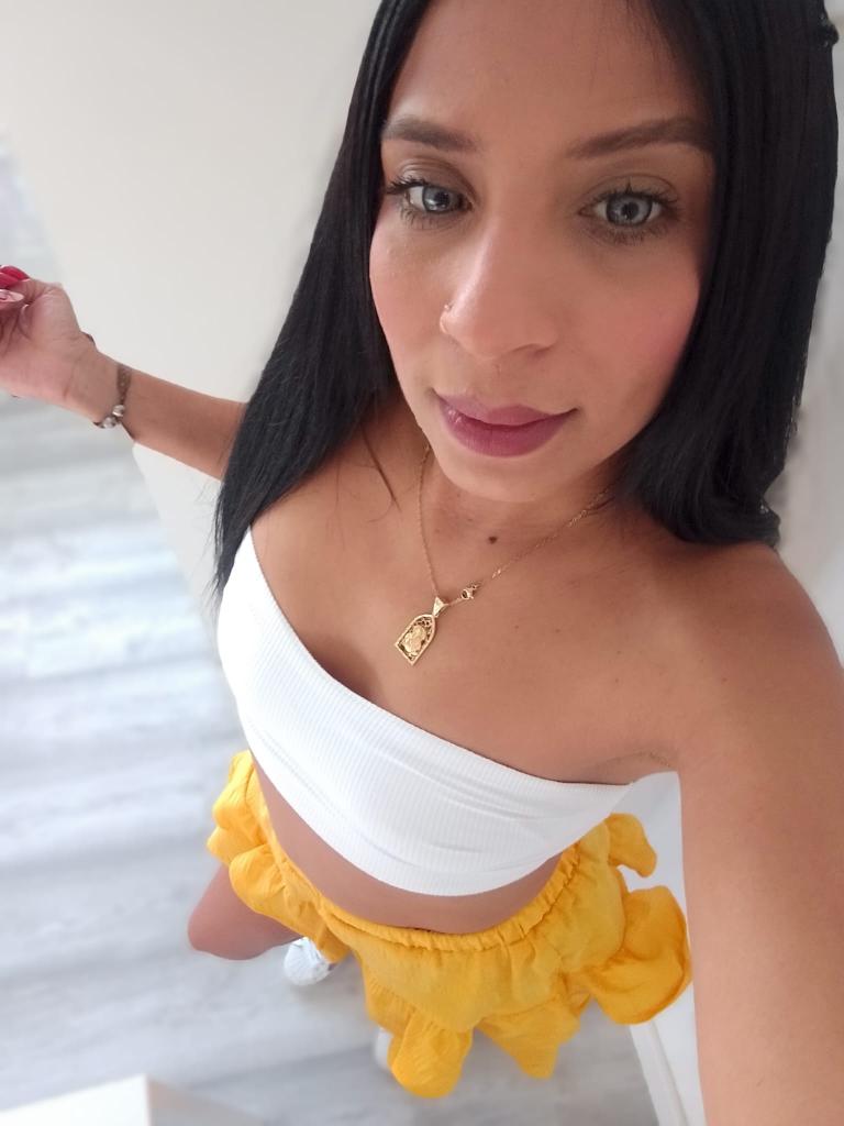 614554861: Chica busca chico en Sevilla