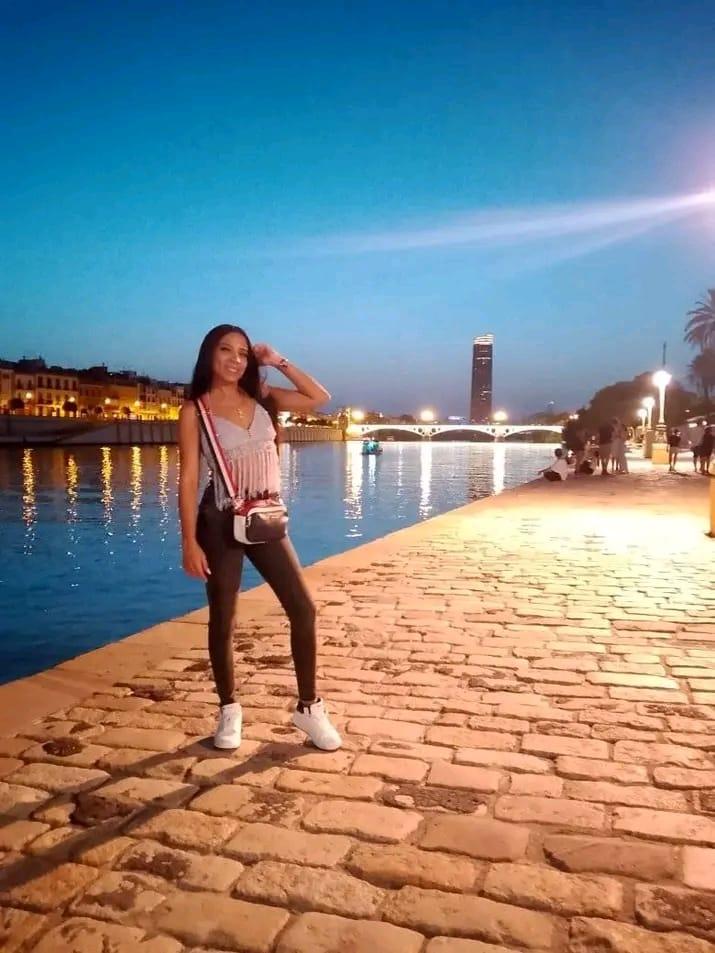 614554861: Chica busca chico en Sevilla