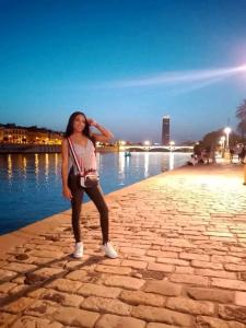 614554861: Chica busca chico en Sevilla