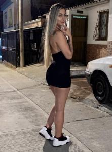 662696937: Chica busca chico en Barcelona