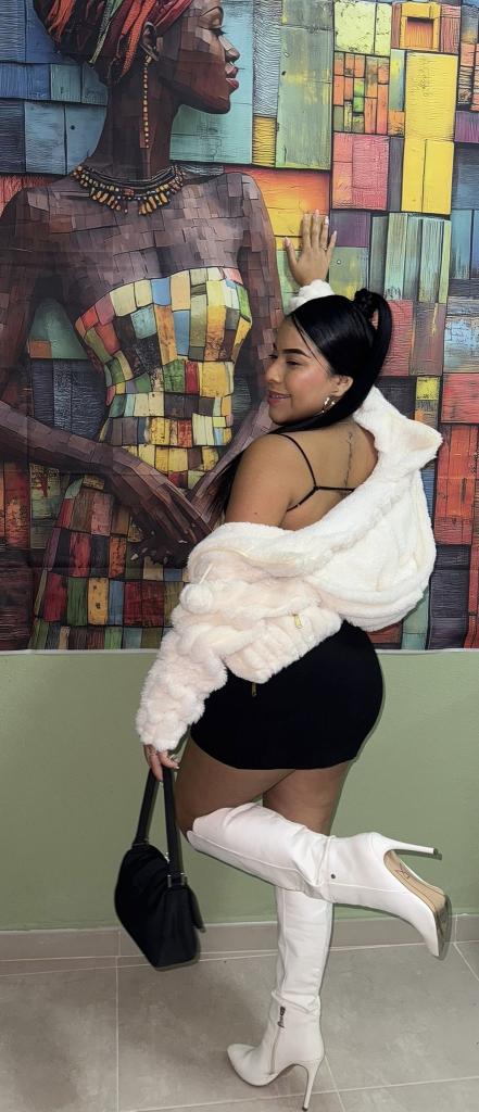 647594259: Chica busca chico en Sevilla