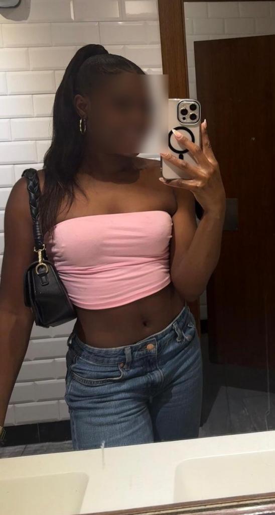 614008316: Chica busca chico en Barcelona
