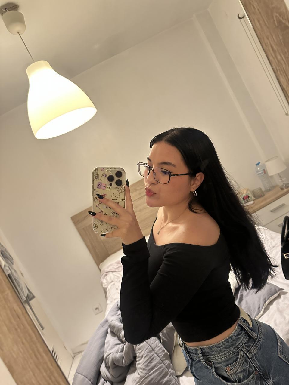 671094783: Chica busca chico en Sevilla