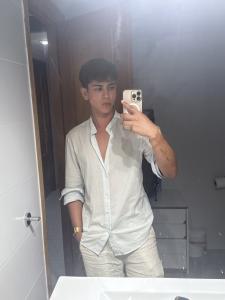 697751128: Chico busca chica en Ibiza