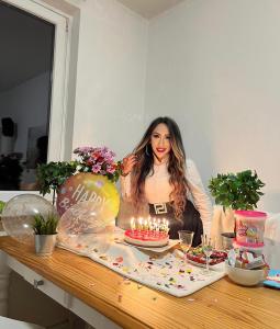 677016162: Chica busca chico en Granada