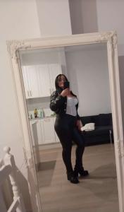 643298248: Chica busca chico en Gerona