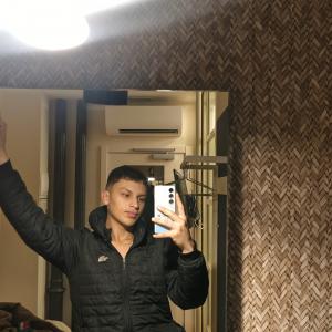 677652473: Chico busca chica en Sevilla