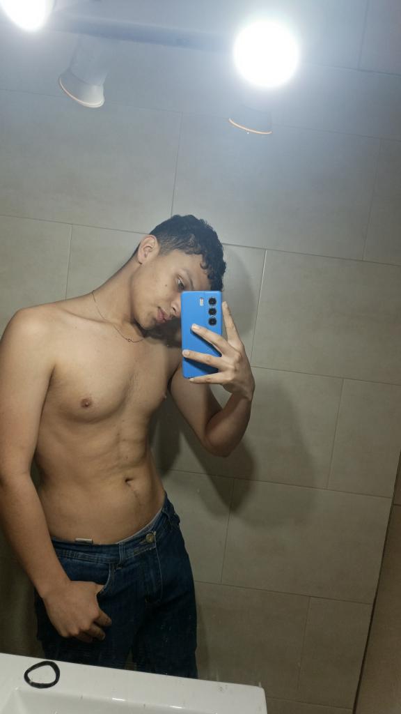 677652473: Chico busca chica en Sevilla