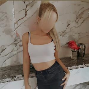 623053495: Chica busca chico en Barcelona