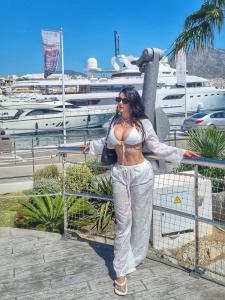 647270375: Chica busca chico en La Coruña