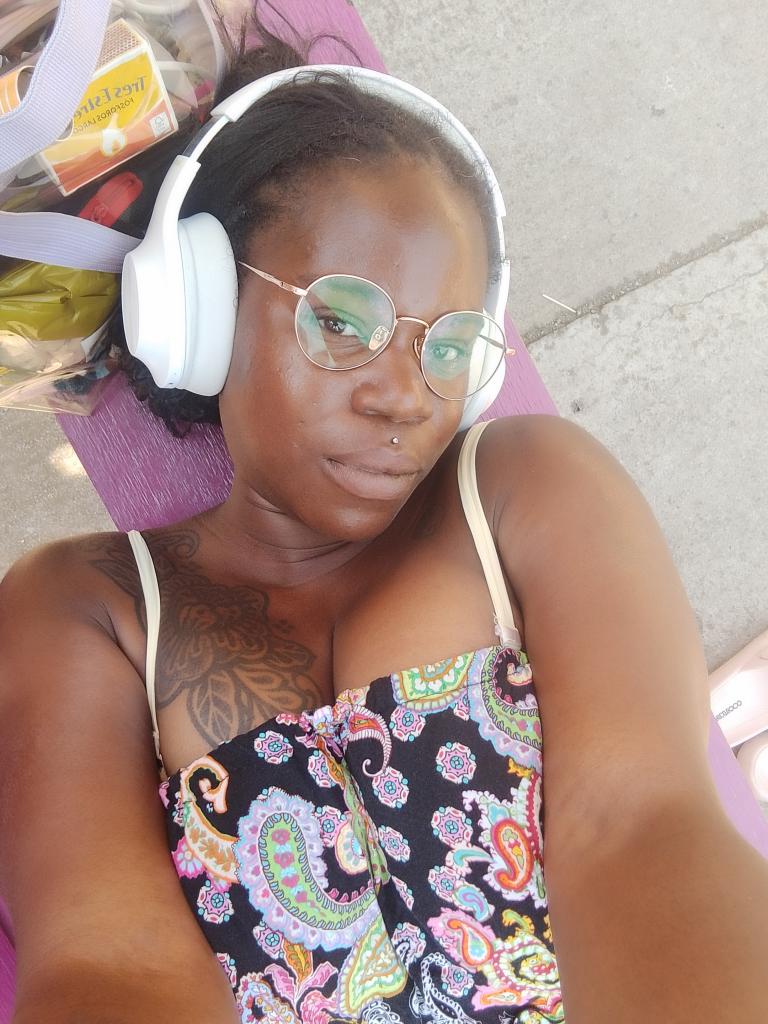 633718189: Chica busca chico en Barcelona