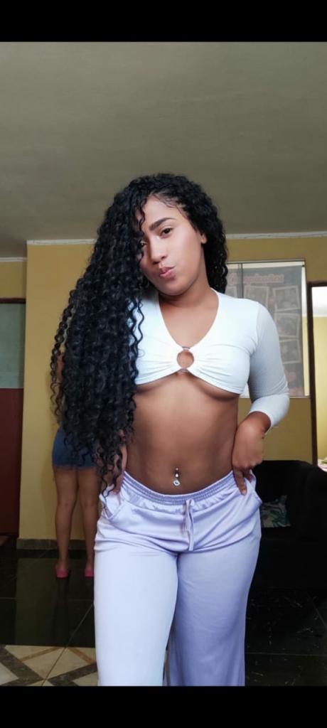 647988449: Chica busca chico en Sevilla