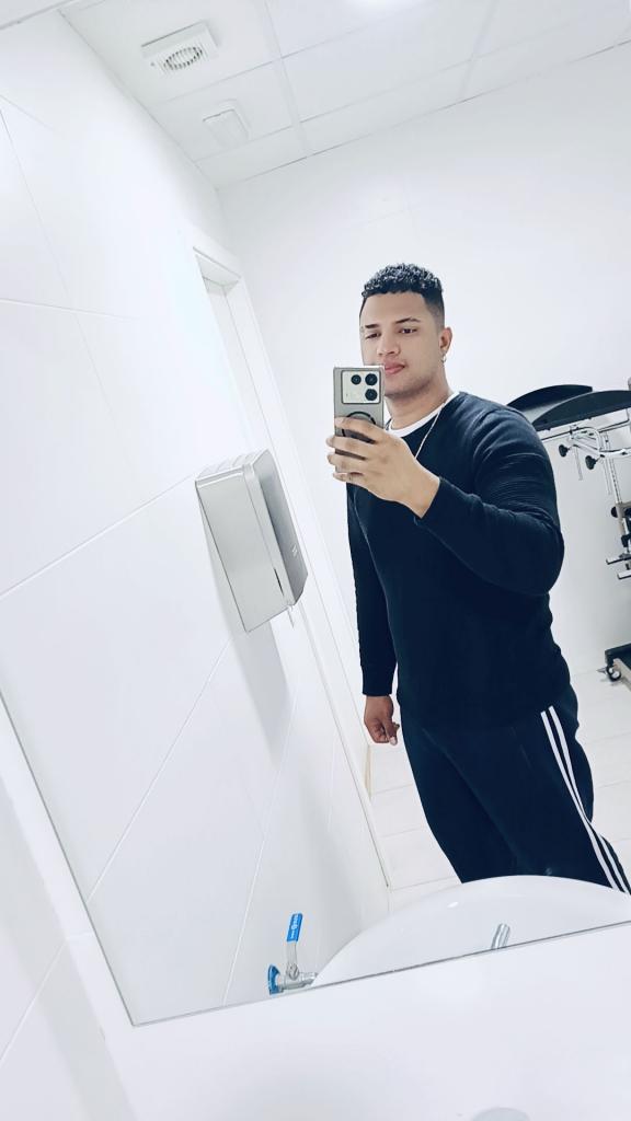 663496572: Chico busca chica en Valencia