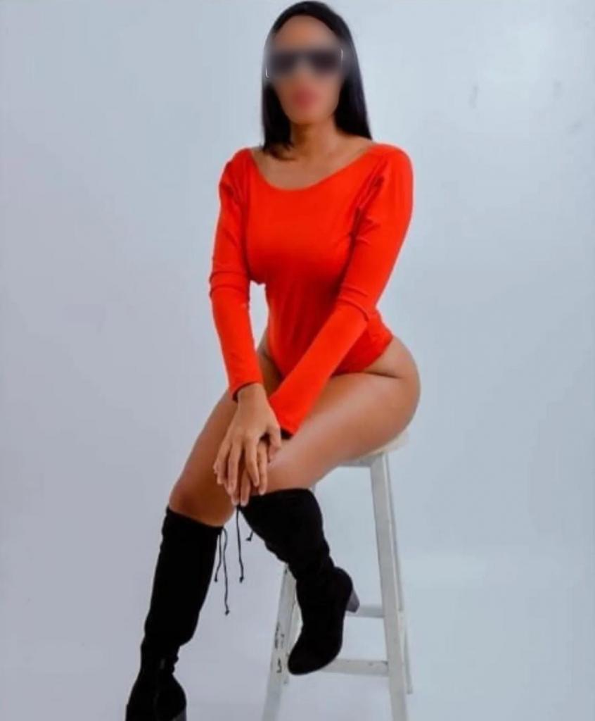 617375844: Chica busca chico en Sevilla