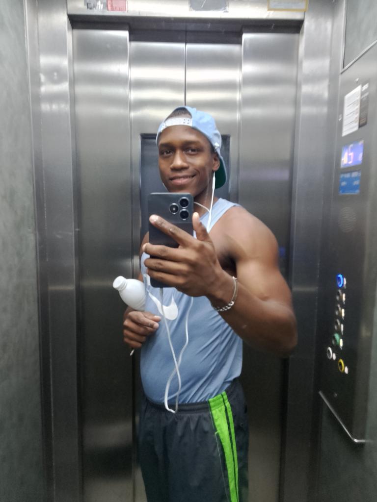 617513197: Chico busca chica en Barcelona