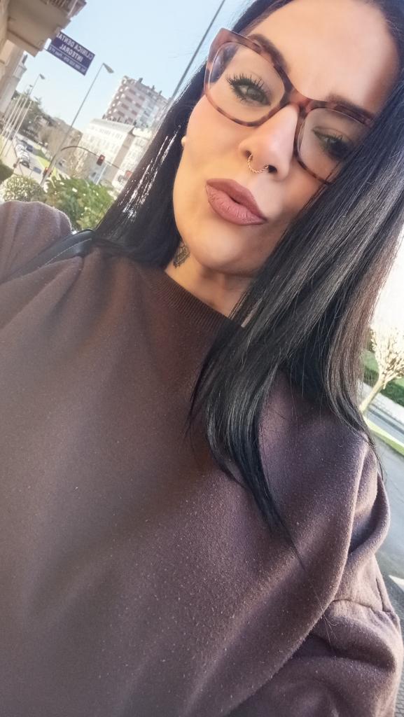 643037564: Chica busca chico en Lugo