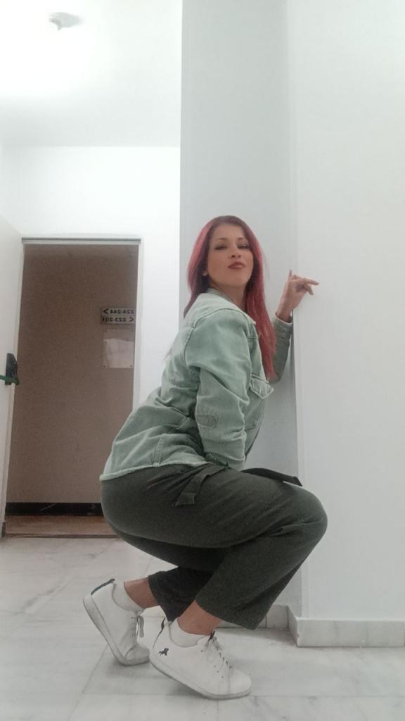 687181489: Chica busca chico en Sevilla