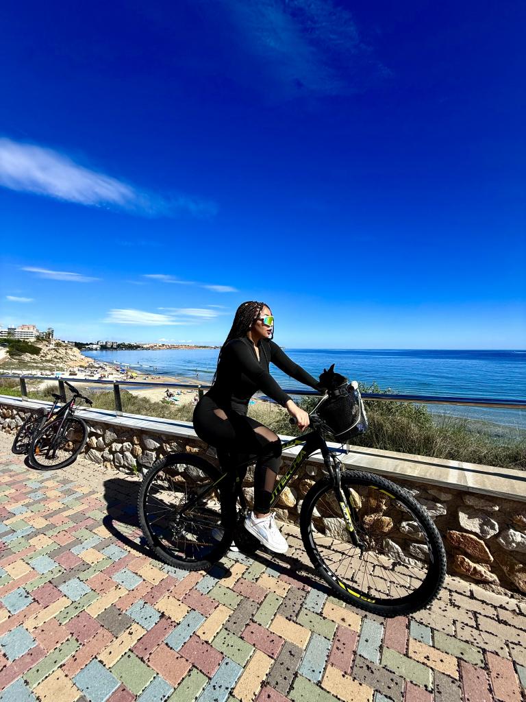 603357479: Chica busca chico en Cádiz