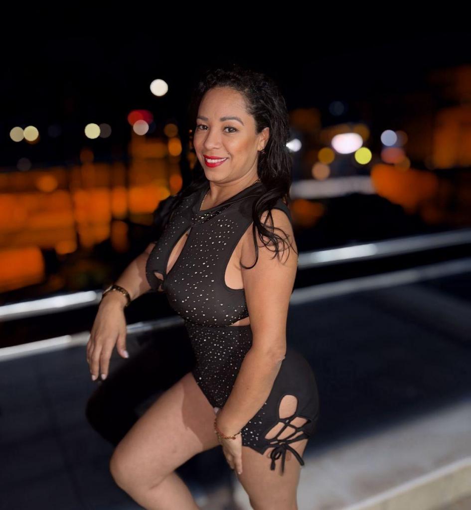 631443241: Chica busca chico en Ibiza