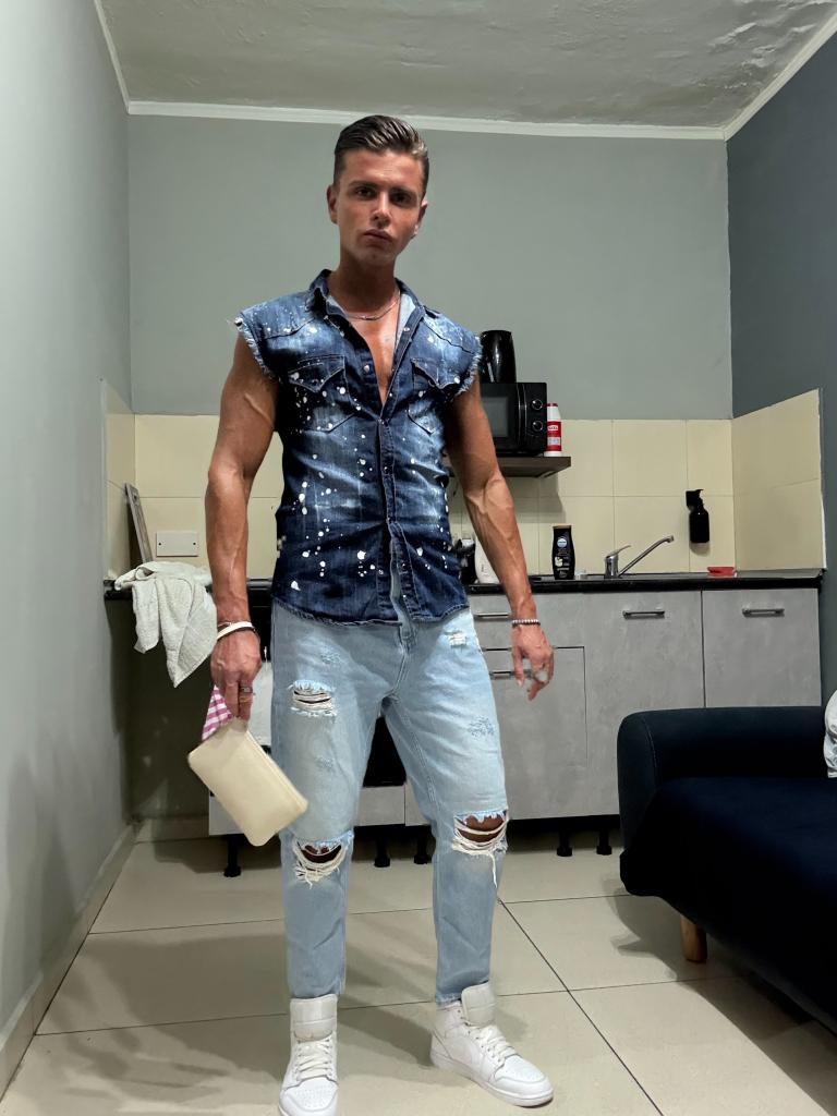 667620982: Chico busca chica en Barcelona