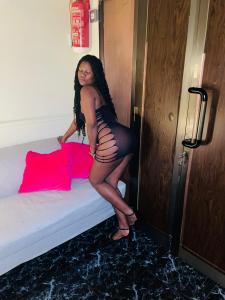 661489044: Chica busca chico en Barcelona